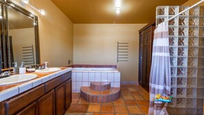 Bathtub, towels - Casa Gardenia: A spacious sunny  3-bedroom home (San Felipe)