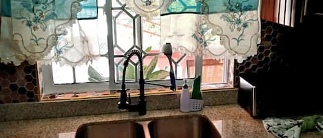 House, Berbilang Katil | Dapur peribadi | Peti sejuk, ketuhar gelombang mikro, ketuhar, dapur