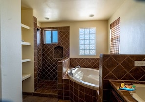 Bathtub, towels - Casa Talebi: A spacious 3-bedroom home (San Felípe)