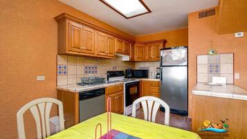 Peti sejuk, ketuhar gelombang mikro, dapur, pembancuh kopi/teh