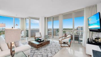 Televisión, videojuegos, reproductor de DVD y futbolito