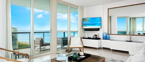 Televisión, videojuegos, reproductor de DVD y futbolito