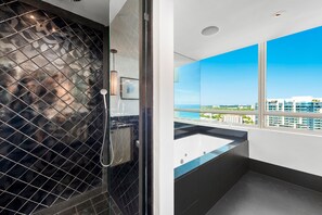 Douche, sèche-cheveux, bidet, serviettes fournies