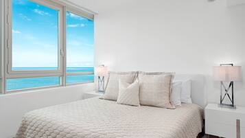 2 habitaciones, escritorio y tabla de planchar con plancha