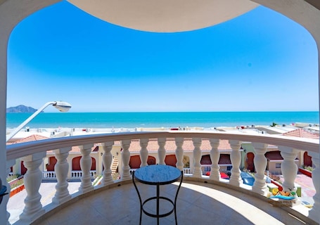 Terrace/patio. Jerry`s Beach Club Condo 4