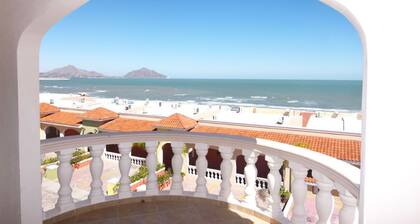 Casa Jerry - San Felipe Accommodation for large groups. 10 bedrooms