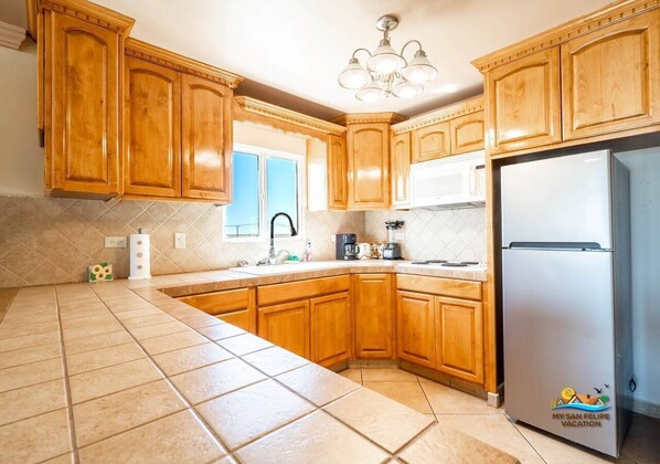 Fridge, microwave, oven, stovetop - Jerry Beach Club House (San Felipe)