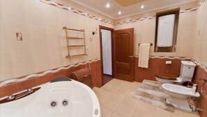 Een bad, een bidet, handdoeken, zeep