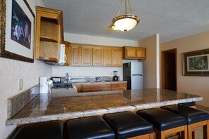 Réfrigérateur, micro-ondes, plaque de cuisson, lave-vaisselle