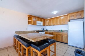 Frigorífic, microones, forn i placa de cuina
