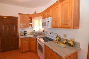 Fridge, microwave, oven, dishwasher - Luis's Margarita Villa - Beachside Complex with Rooftop BBQ (San Felípe)