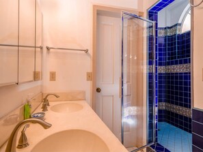 Bathtub - Casa Matas Spacious 6-bedroom  for up to 13 guests. (San Felípe)