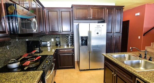 Køleskab, mikrobølgeovn, ovn, kogeplade