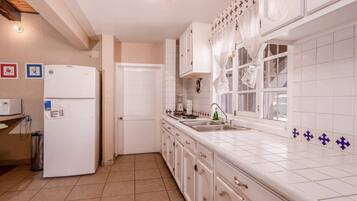 Lemari es, microwave, oven, dan kompor
