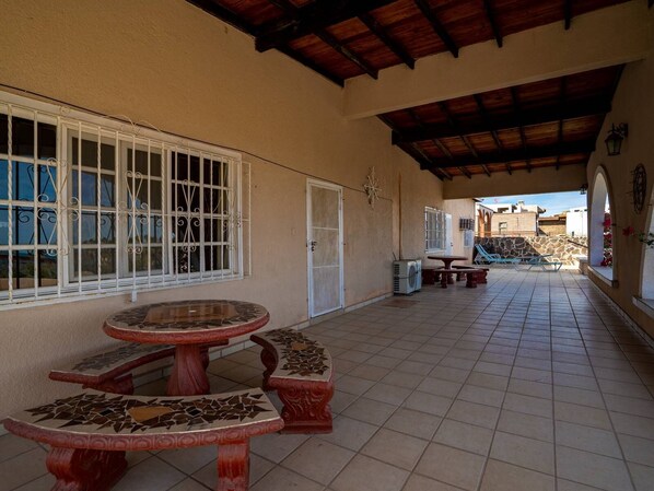 Outdoor dining - Casa Vista del Mar: Spacious 4BR home in resort (San Felípe)