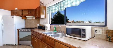 Een koelkast, een microgolfoven, een koffiezetapparaat/waterkoker