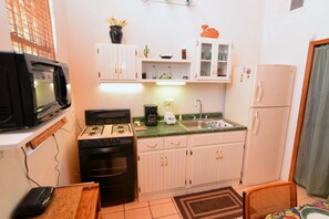 Kühlschrank, Mikrowelle, Herdplatte, Wasserkocher mit Kaffee-/Teezubehör