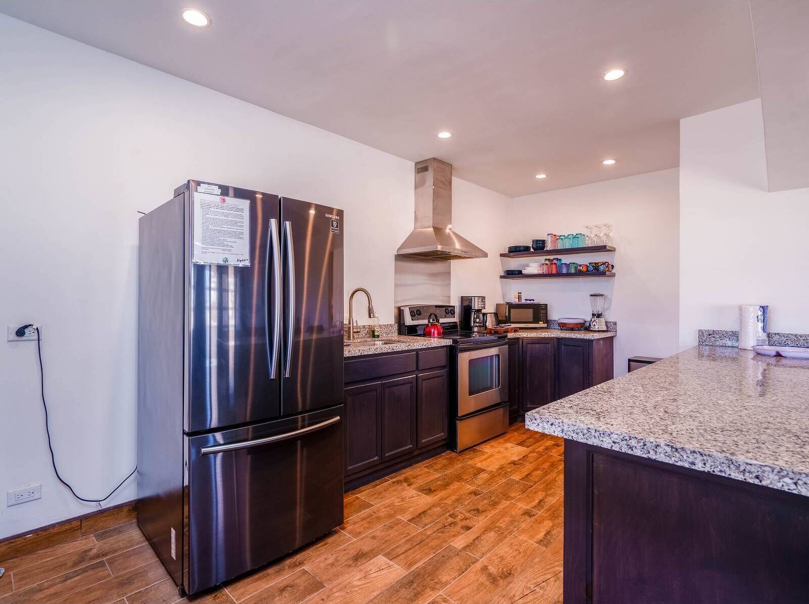 Jääkaappi, mikroaaltouuni, uuni, liesi