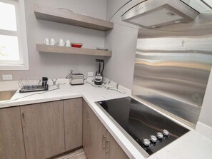 Kühlschrank, Mikrowelle, Wasserkocher mit Kaffee-/Teezubehör