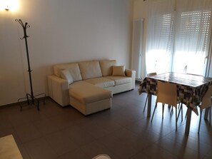 TV - Modern seaside apartment with all the comforts (Cattolica)
