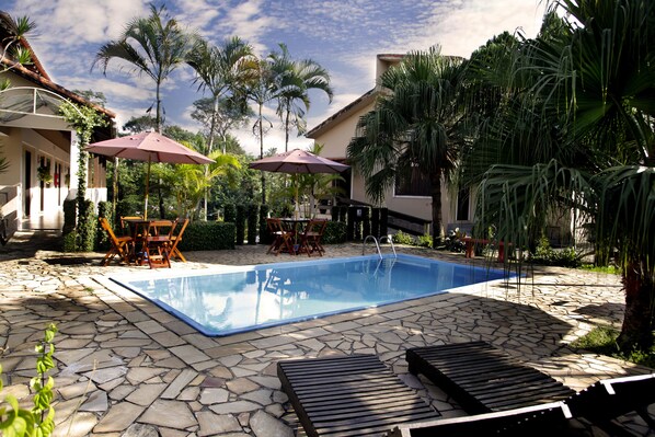 Outdoor pool, open 8:00 AM to 8:00 PM, pool umbrellas, sun loungers - Pousada Flor De Penedo (Itatiaia)