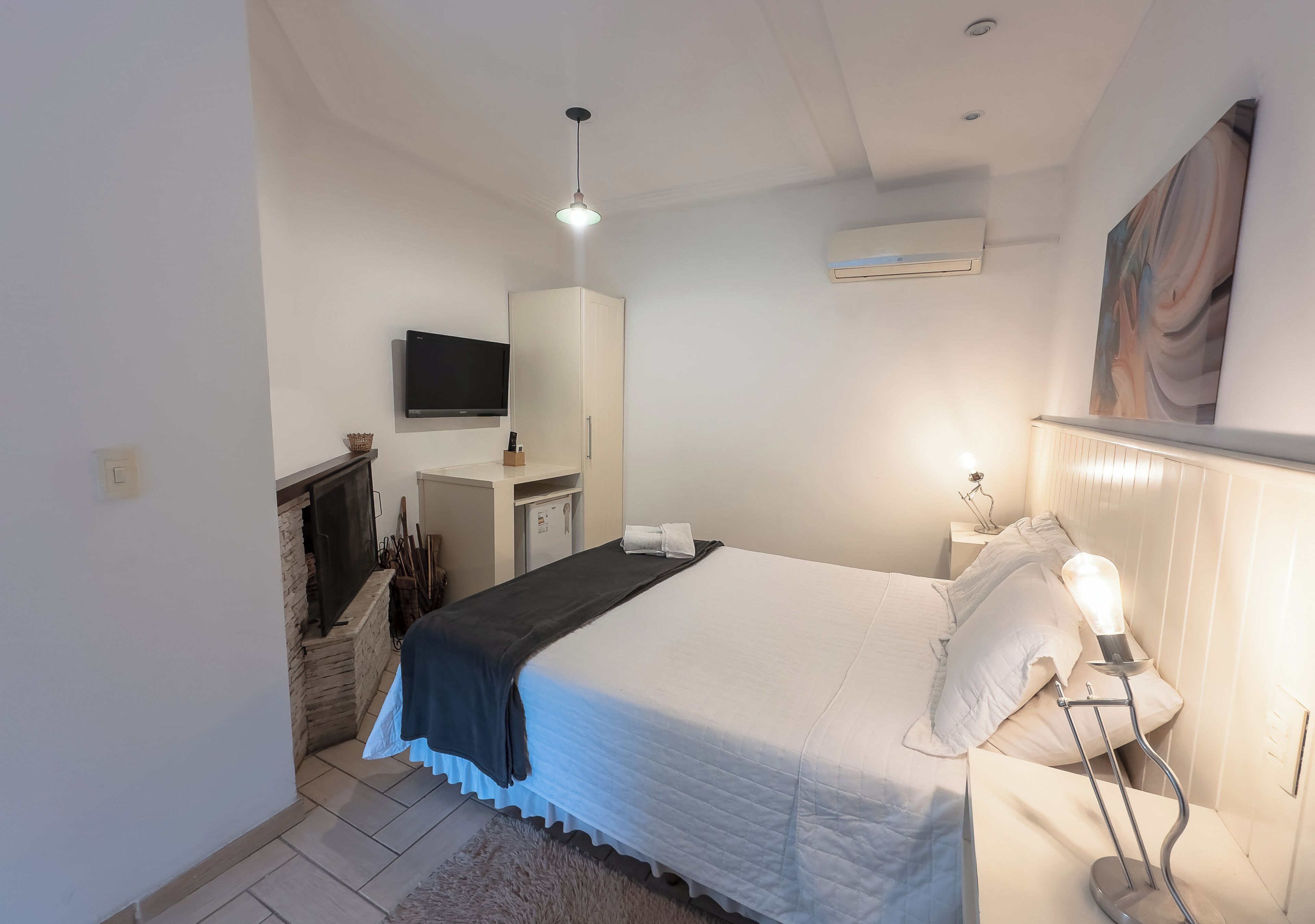 Minibar y espacio para trabajar con un portátil