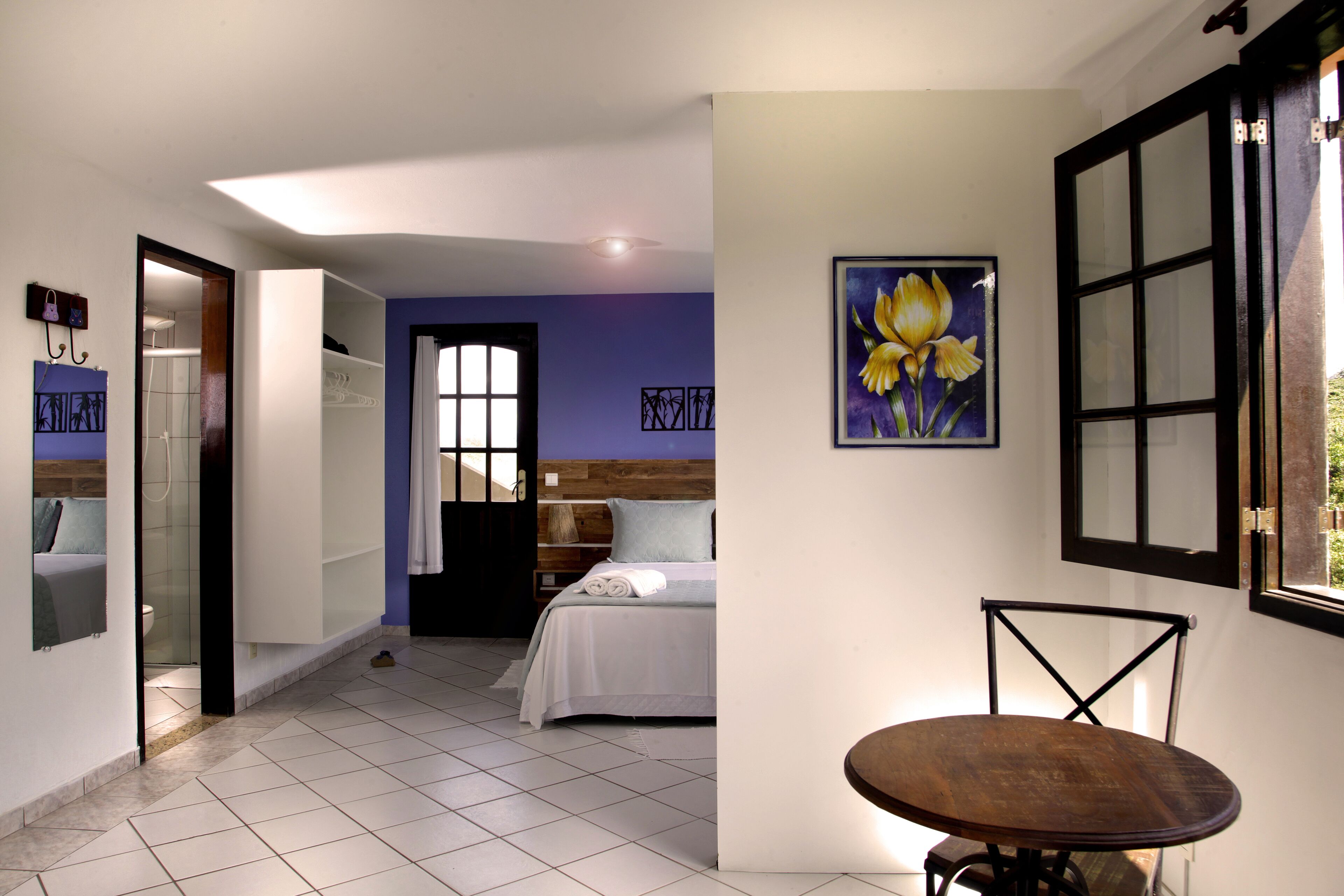 Chalé standard, vista para o jardim | Frigobar, espaço de trabalho para notebook