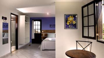 Chalé standard, vista para o jardim | Frigobar, espaço de trabalho para notebook