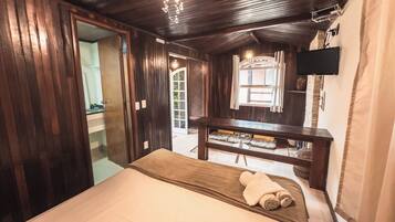 Chalé Aconchego | Frigobar, espaço de trabalho para notebook