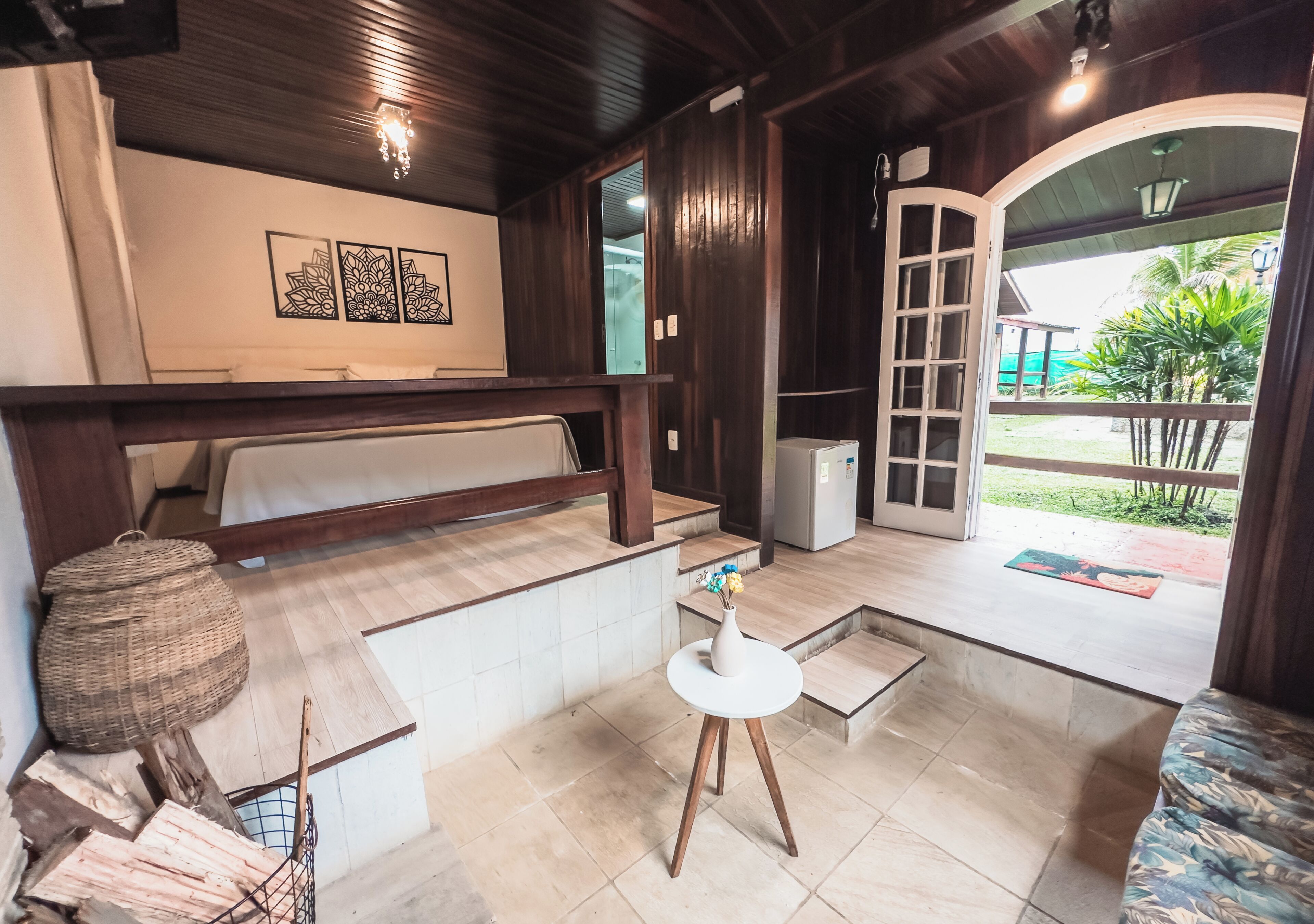 Chalé Aconchego | Minibar y espacio para trabajar con un portátil