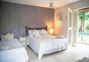 Suíte Tripla | Minibar y espacio para trabajar con un portátil