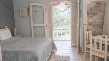 Suíte, vista para o jardim | Frigobar, espaço de trabalho para notebook