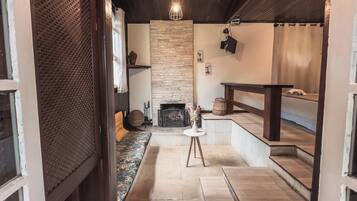 Chalé Aconchego | Frigobar, espaço de trabalho para notebook