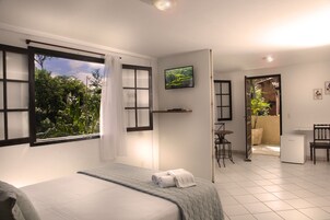 Chalet estándar, vistas al jardín | Minibar y espacio para trabajar con un portátil