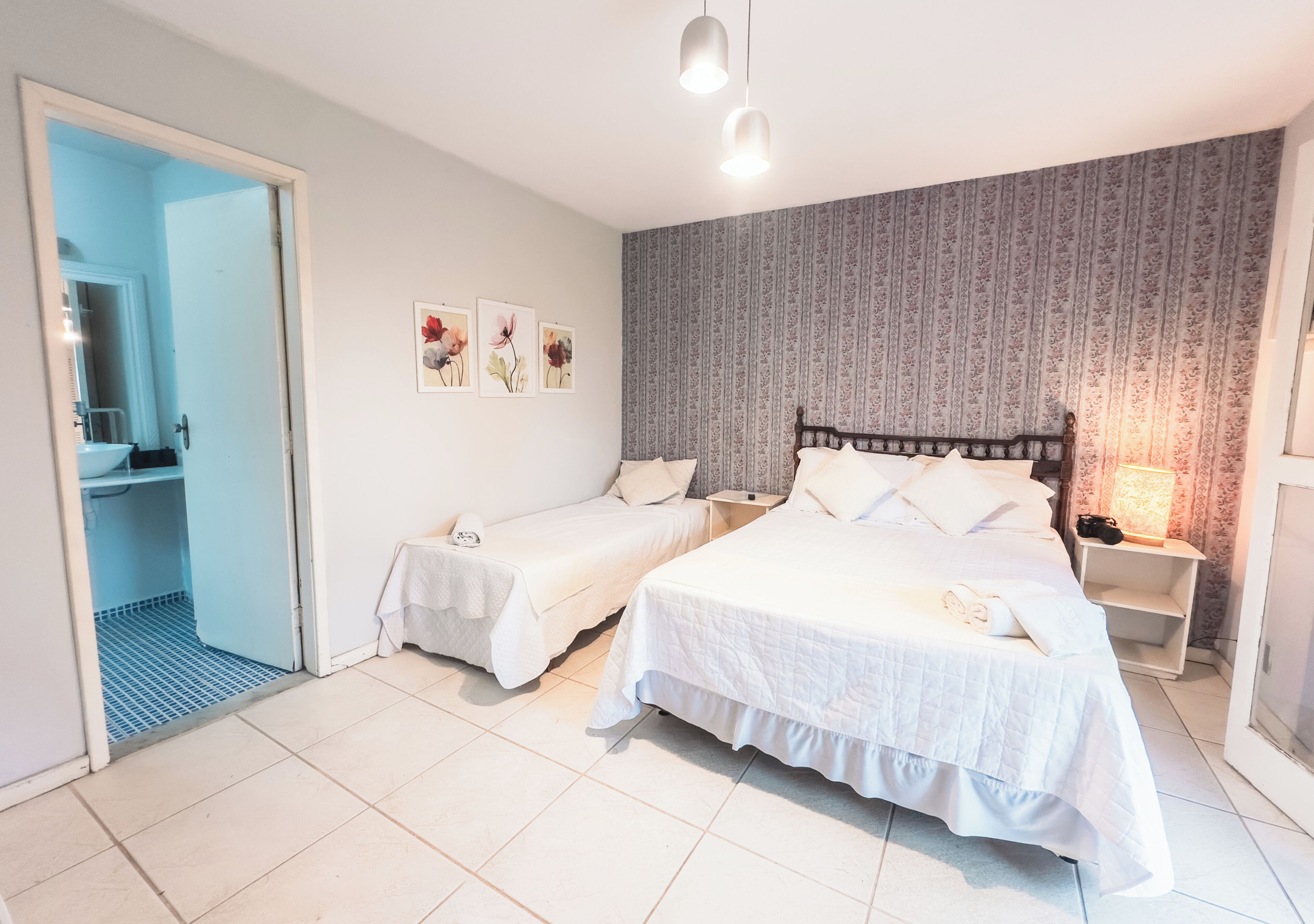 Suíte Tripla | Minibar y espacio para trabajar con un portátil