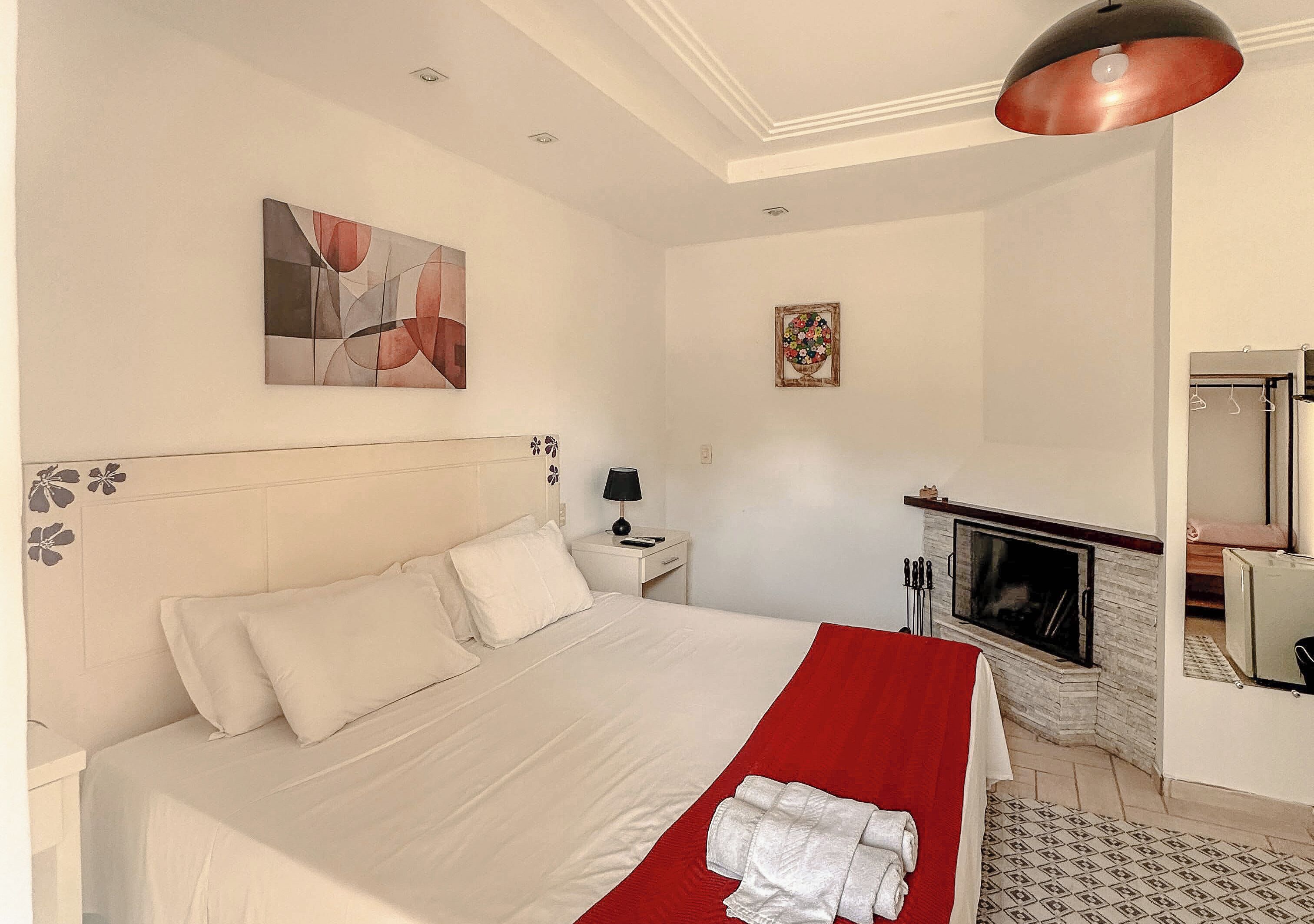 Suíte Deluxe | Minibar y espacio para trabajar con un portátil