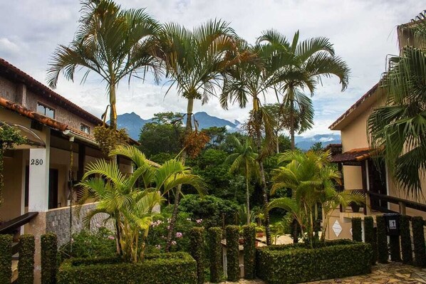 Una piscina al aire libre (de 08:00 a 20:00), sombrillas, tumbonas