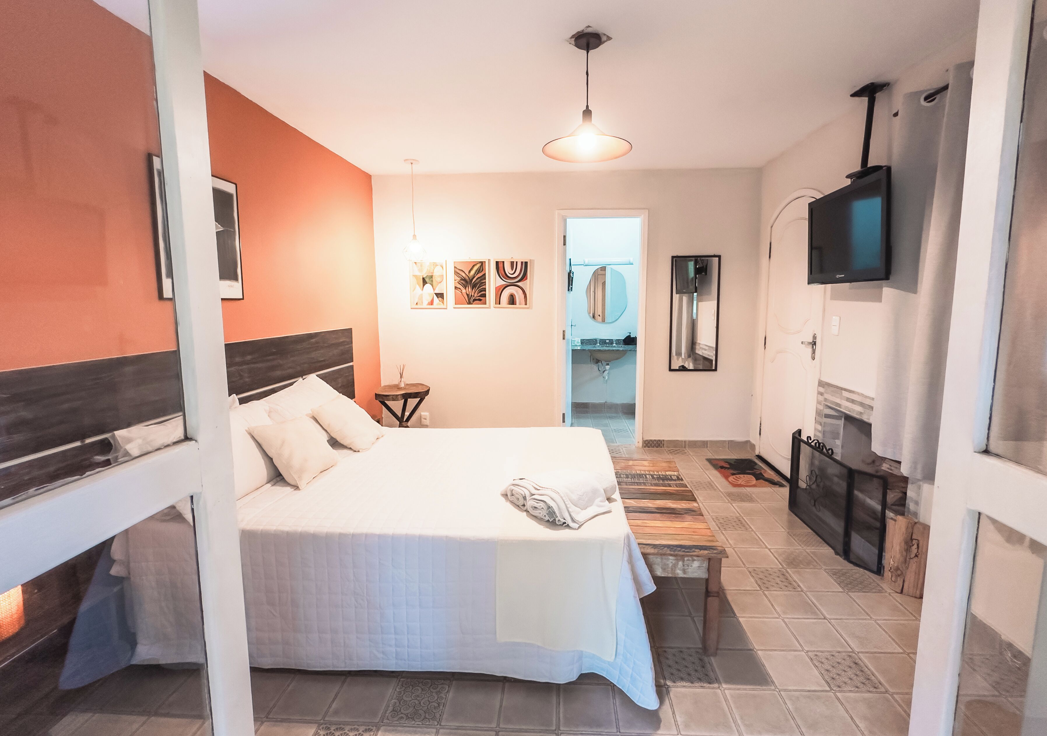 Suíte Aconchego | Minibar y espacio para trabajar con un portátil