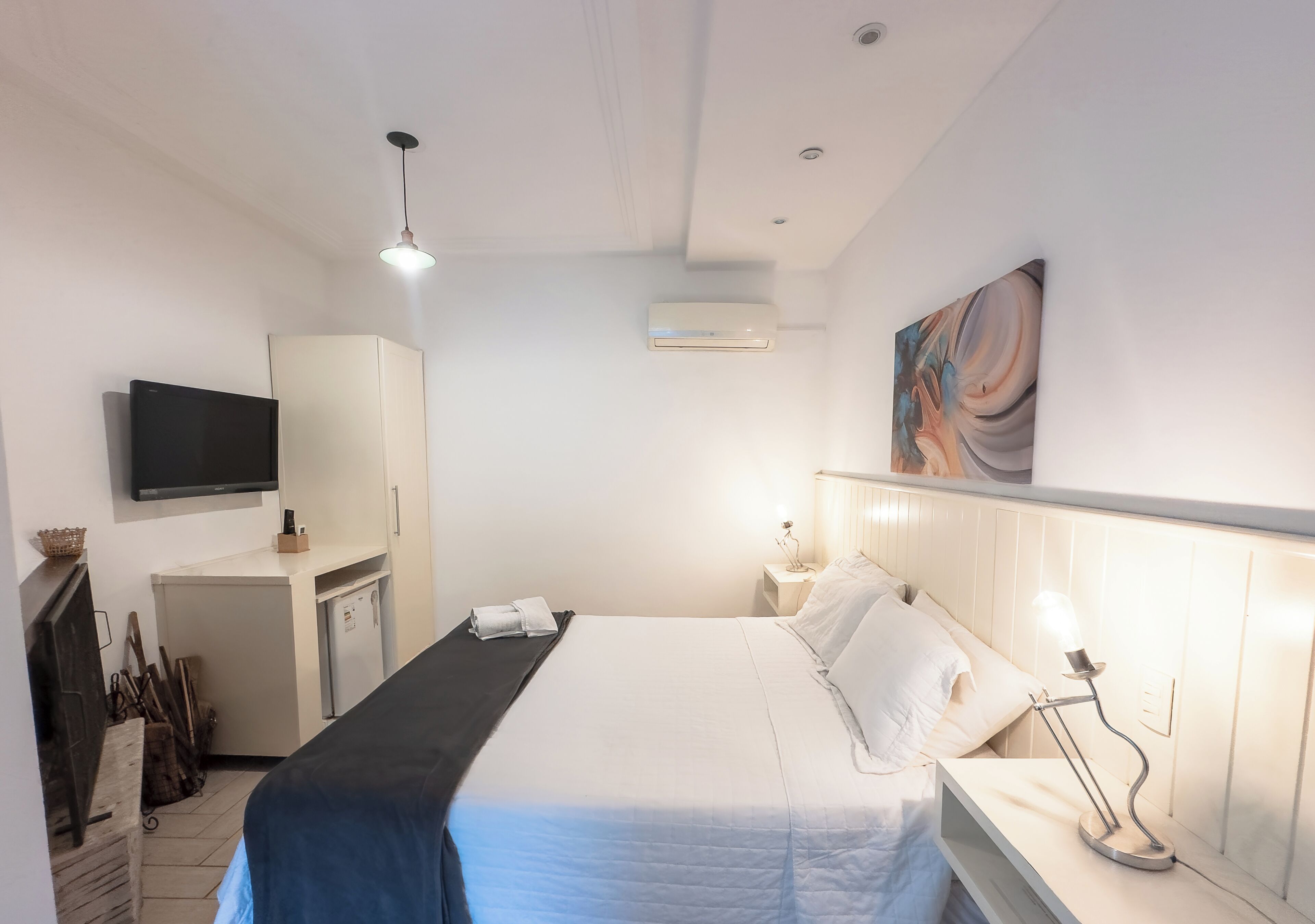 Minibar y espacio para trabajar con un portátil