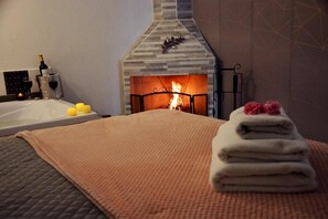 Phòng Suite Deluxe, quang cảnh vườn | Minibar, khu vực làm việc phù hợp cho laptop, bàn ủi/dụng cụ ủi quần áo 