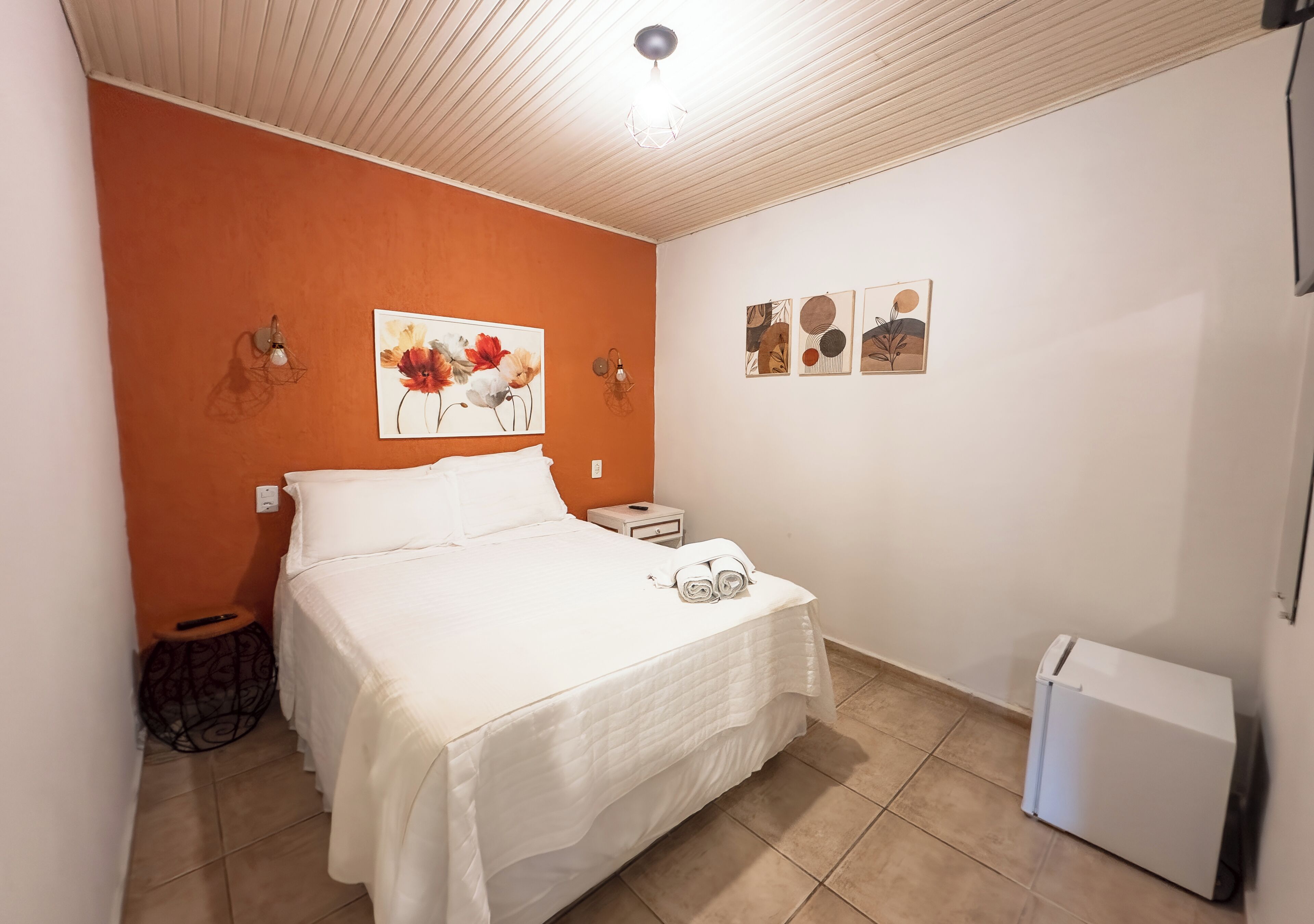 Suíte Aconchego 2 | Minibar y espacio para trabajar con un portátil