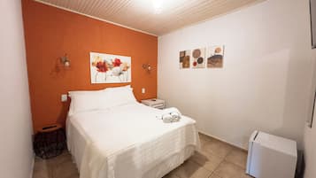 Suíte Aconchego 2 | Minibar y espacio para trabajar con laptop