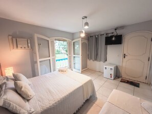 Suíte Tripla | Minibar, laptopgeeigneter Arbeitsplatz, Bügeleisen/Bügelbrett