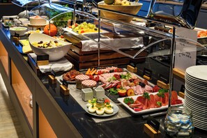 Petit déjeuner buffet servi les week-ends (19 EUR par personne)