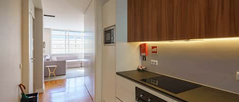 Frigorífico, microondas, horno y placa de cocina