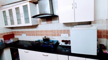 Réfrigérateur, micro-ondes, bouilloire électrique, grille-pain