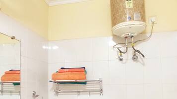 Douche, sĂšche-cheveux, bidet, serviettes fournies