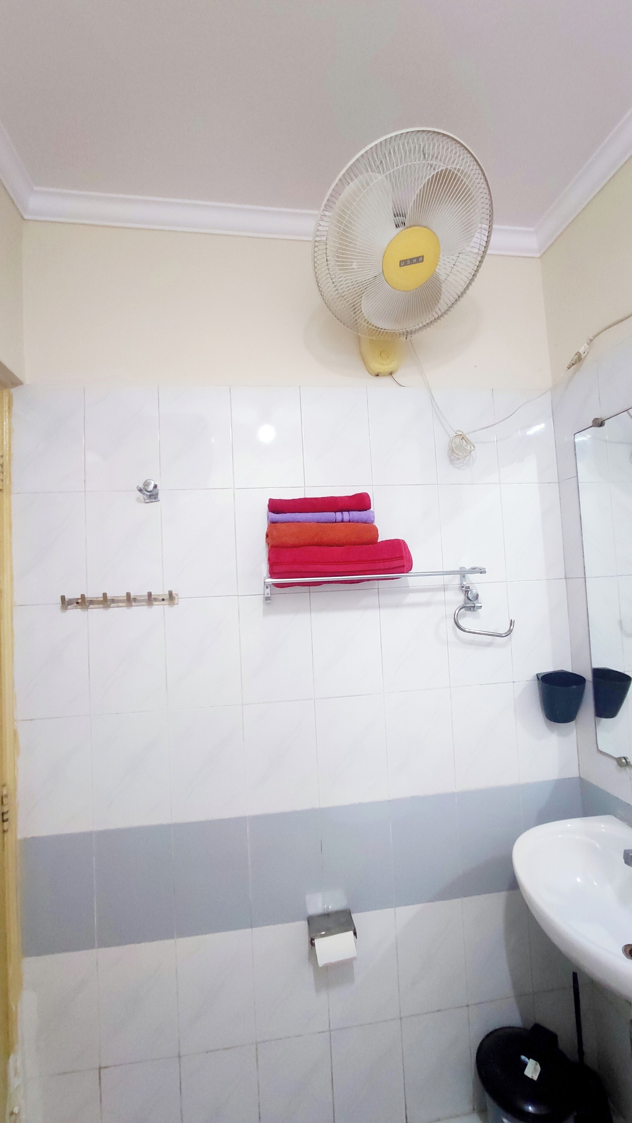 Douche, sèche-cheveux, bidet, serviettes fournies