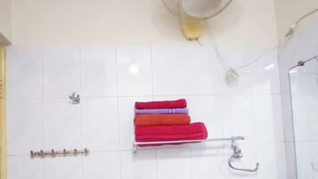 Douche, sĂšche-cheveux, bidet, serviettes fournies