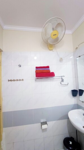 淋浴設備、風筒、坐浴桶、提供毛巾